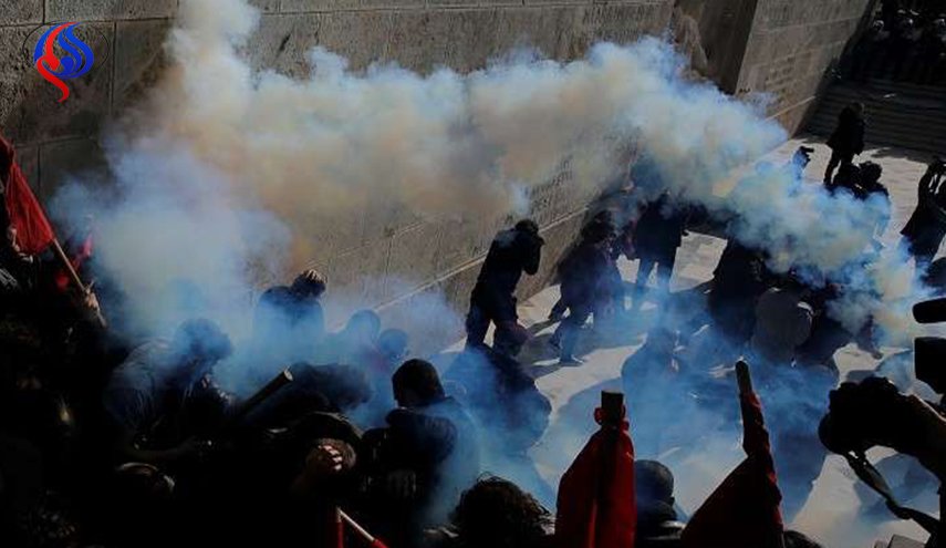 اليونان.. الشرطة تفرق محتجين على إجراءات التقشف