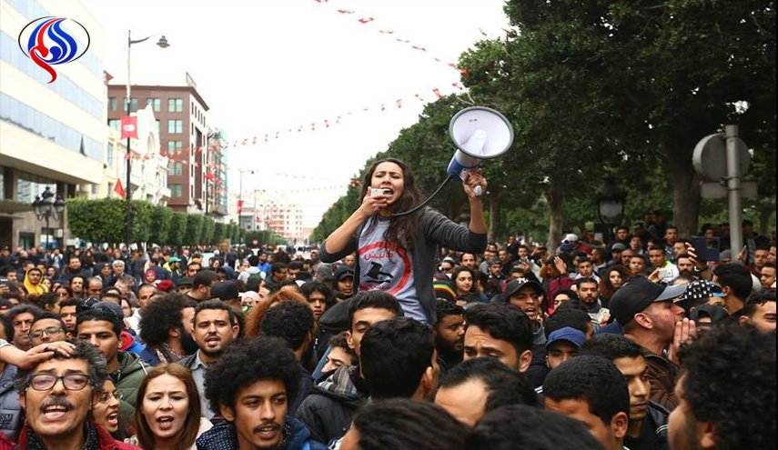 الغارديان: لهذه الأسباب ثارَ التونسيون مجدداً