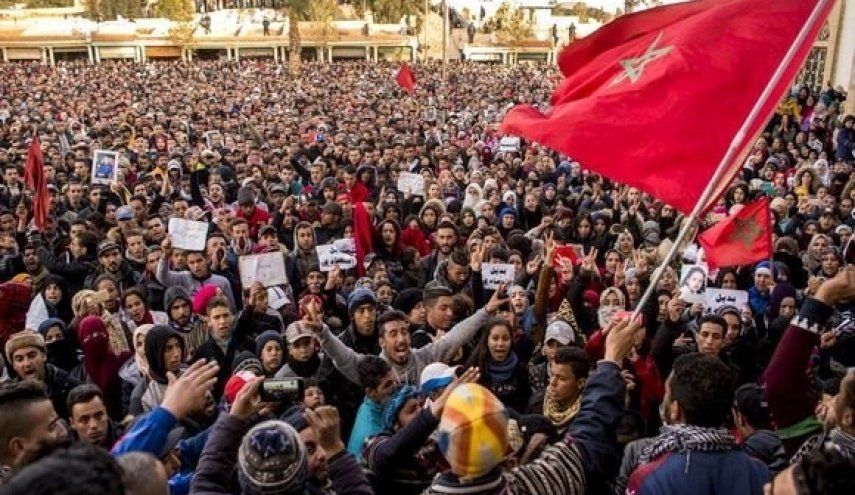 آلاف المحتجين يتظاهرون في مدينة جرادة المغربية لتحسين وضعهم