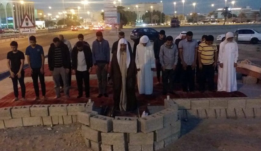 البحرينيون يواصلون الصلاة في موقع مسجد العلويات المهدم من قبل النظام
