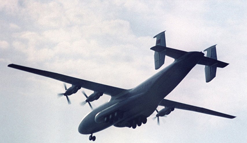 أكبر طائرة في العالم تحمل شيئا مجهولا إلى سوريا