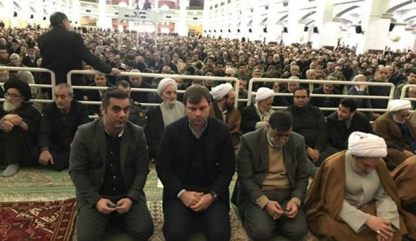 حضور سرمربی ترکیه‌ای تراکتورسازی در نماز جمعه تبریز
