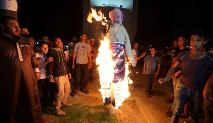 ادامه تظاهرات ضد آمریکایی فلسطینیان/ تظاهرات‎کنندگان آدمک ترامپ و پنس را آتش زدند