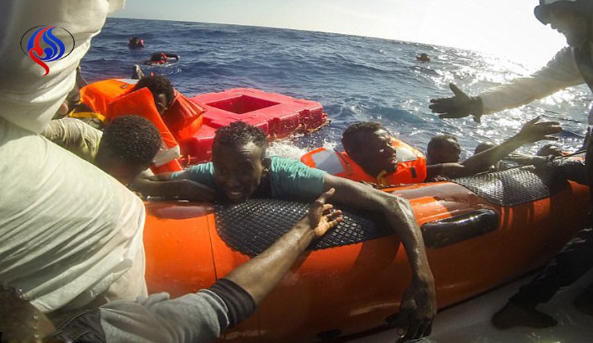 نجات صدها مهاجر از وسط دریای مدیترانه
