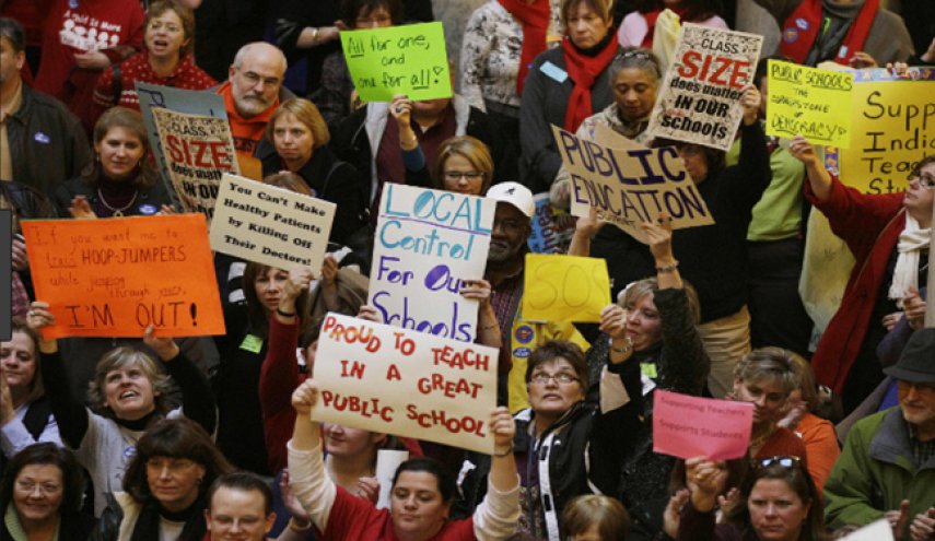 تصاویر.. تظاهرات اعتراض‌آمیز معلمان آمریکایی در ویرجینیا

