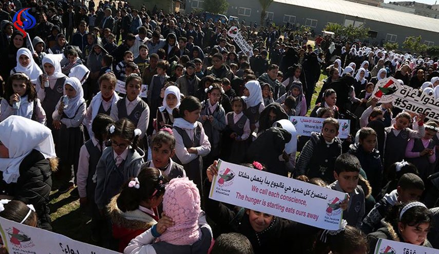 بالصور: أطفال غزة يرفعون صوتهم عالياً.. ماذا قالوا؟