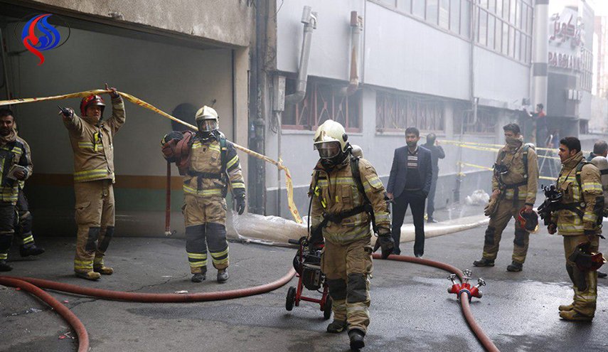تواصل عمليات إطفاء حريق اندلع في مبنى تابع لوزارة الطاقة الإيرانية 
