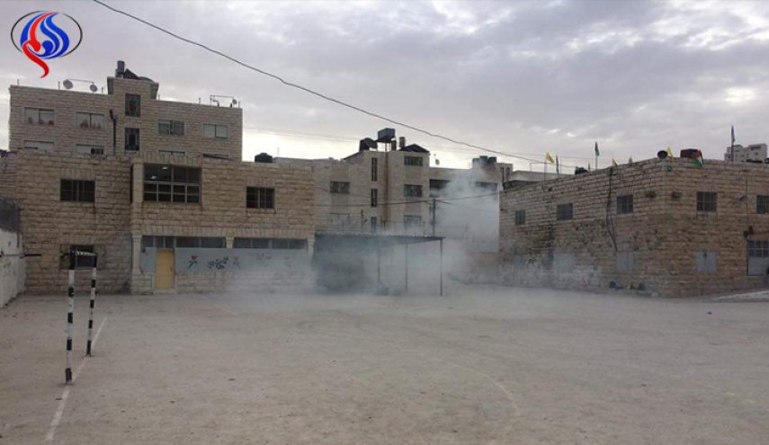 بالصور.. هجوم إسرائيلي بقنابل الغاز علی مدارس الخليل