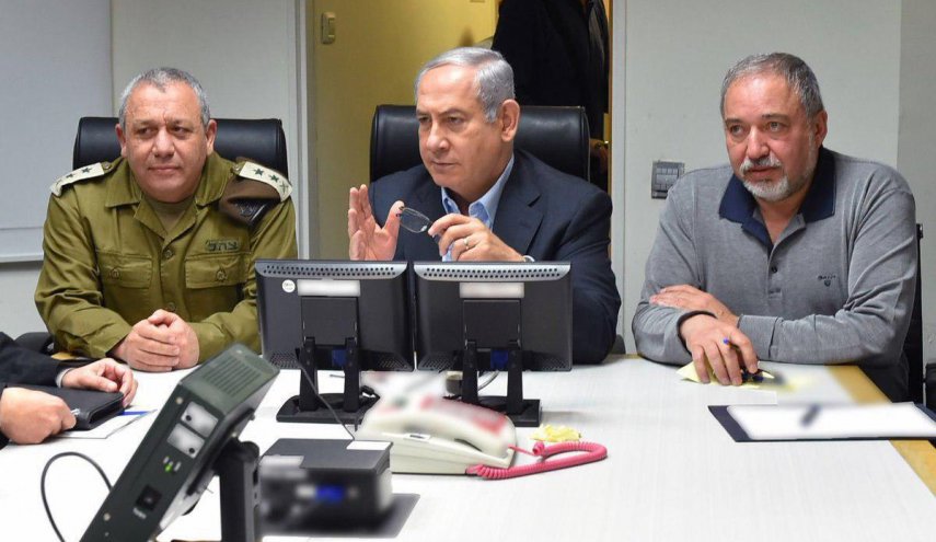 رسانه های عبری گزارش دادند که نتانیاهو، لیبرمن و ایزنکوت به بررسی تحولات امنیتی شمال فلسطین اشغالی ادامه می دهند