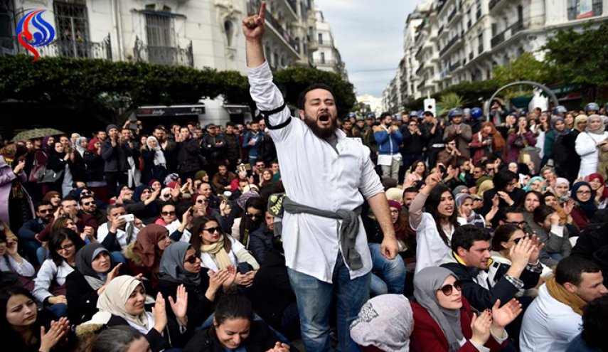 پزشکان ناراضی الجزایر بار دیگر به خیابان ها آمدند + تصاویر