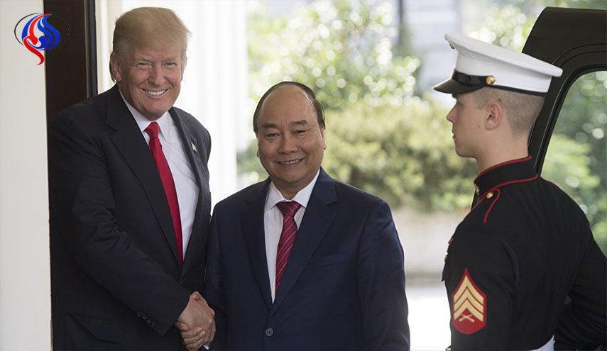 قبل زيارة حاملة طائرات أمريكية.. اتصال هاتفي بين ترامب ورئيس فيتنام