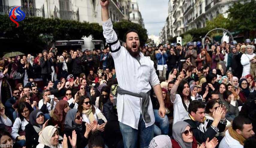 الجزائر.. إضراب يصيب قطاعات الصحة والتعليم بالشلل