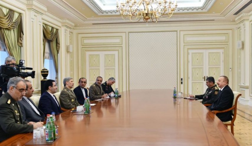 وزير الدفاع الايراني يبحث مع كبار المسؤولين في اذربيجان العلاقات الثنائية والعسكرية