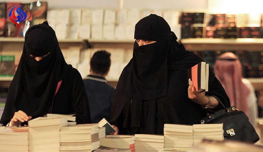 بعد الانفتاح.. كتاب حكومي سعودي يثير جدلا لأنه يقلل من شأن المرأة