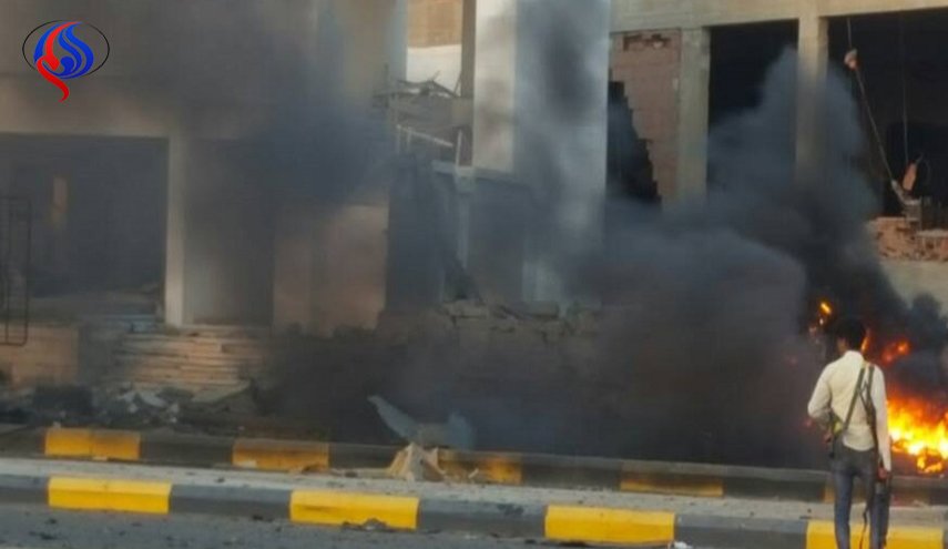 بالصور....مقتل وإصابة 59 شخص حصيلة تفجيرين انتحاريين استهدفت مبنى أمني بمدينة عدن 