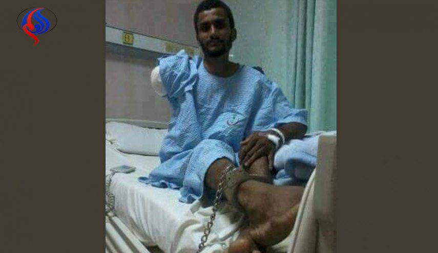 صور صادمة.. الشرطة السعودية تكبل عاملا يمنيا بالسلاسل على سرير المرض!