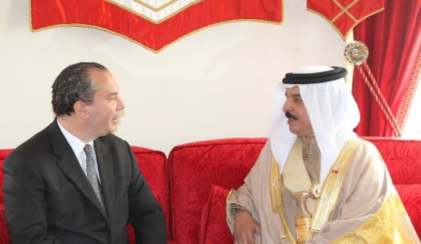 حاخام صهيوني يشكر ملك البحرين من داخل قصره بالمنامة!