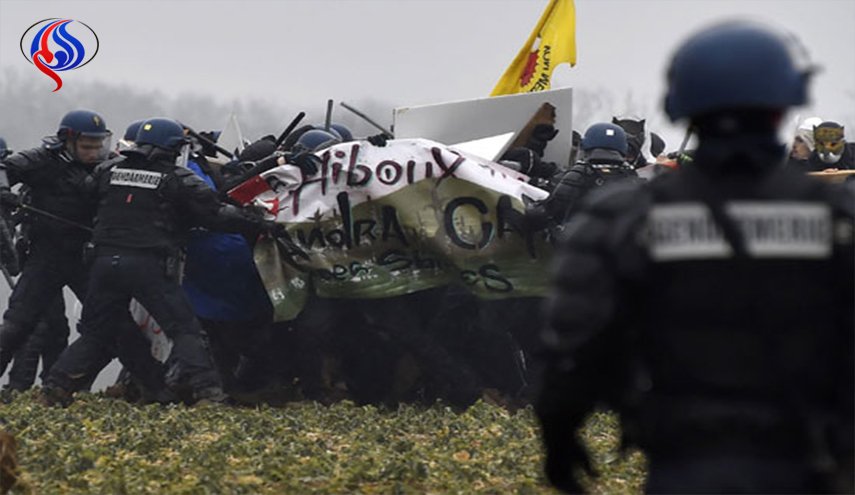 بالصور.. اشتباكات بين الشرطة الفرنسية ومناهضى دفن النفايات النووية
