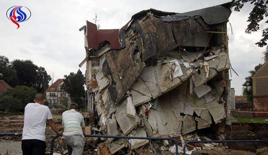 مصرع 4 أشخاص وإصابة عشرات في انهيار عمارة سكنية غرب بولندا