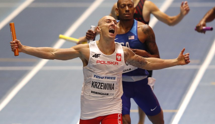 بولندا تحرز ذهبية سباق التتابع 4 في 400 متر