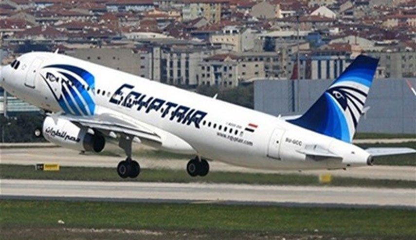 شخص يعرض حياة ركاب طائرة مصرية بعد إقلاعها من سلطنة عمان!!