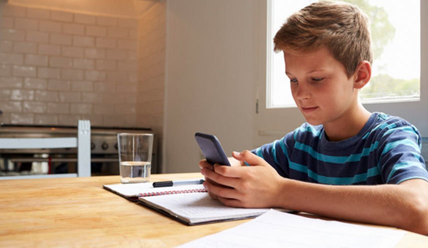 تطبيق “يجمّد” هواتف الأطفال في حال تجاهلوا الرد على الآباء!!