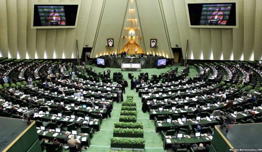 لجنة الامن القومي البرلمانية في إيران تستلم تقريرا حول الاتفاق النووي