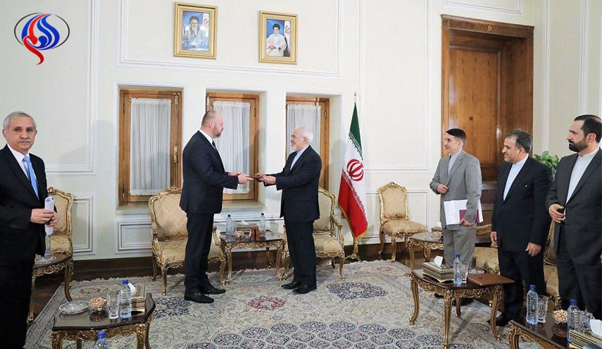 ظريف يجري عددا من اللقاءات الدبلوماسية في طهران 