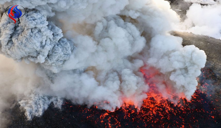 پرتاب مواد مذاب آتشفشان ژاپن تا مسافت دو کیلومتری+عکس