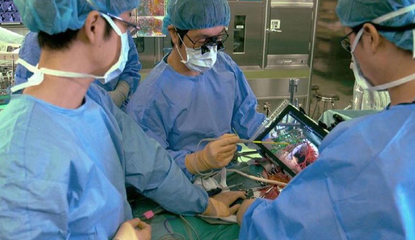 الصور : أطباء يستبدلون الكاميرات الطبية بـ”الآيفون” في العمليات الجراحية !!