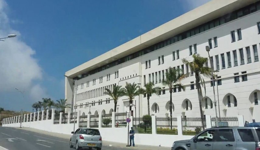 الجزائر تستدعي سفيرها لدى مالي بعد تعرض سفارتها لهجوم