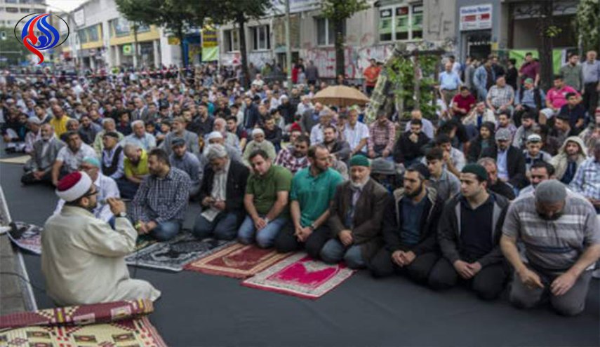 1000 شخص يصلون في العراء قرب مسجد أحرق في برلين