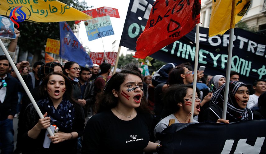 اليونانيون يتظاهرون ضد العنصرية بالتزامن مع ذكرى القضاء على التمييز + صور