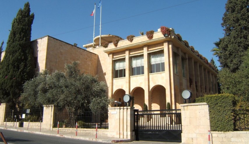 الاحتلال يحاكم موظفا في القنصلية الفرنسية بزعم تهريبه أسلحة للفلسطينيين