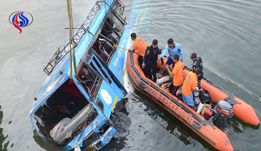 مصرع 19 في سقوط حافلة من أعلى جسر في الفلبين