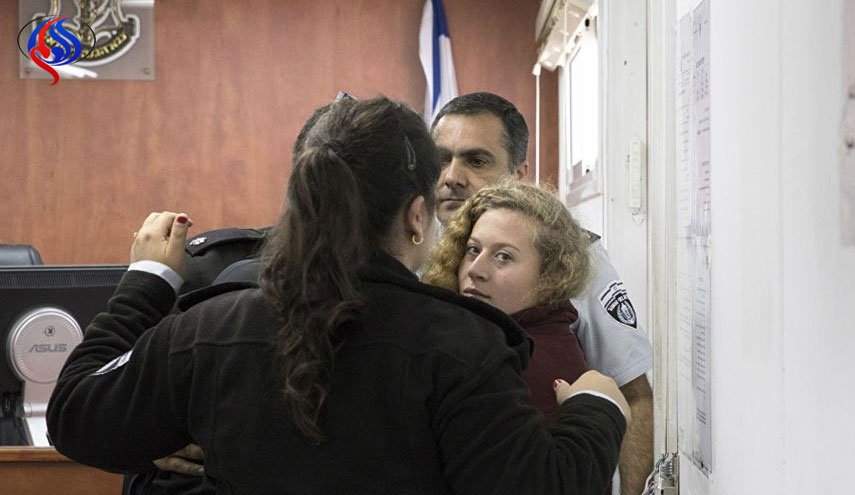 ناشطة إسرائيلية تصفع جنديا خلال محاكمة التميمي.. والسبب؟!