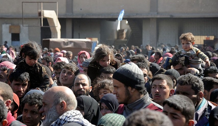 خروج 4300 مدني عبر ممر مخيم الوافدين في الغوطة