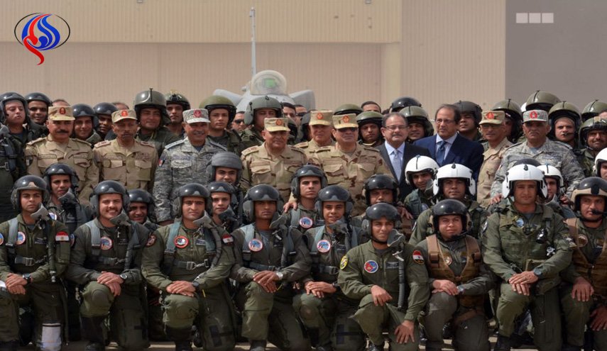 السيسي بالزي العسكري في قاعدة جوية بسيناء 