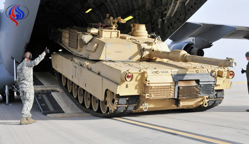شاهد.. شحنة كبيرة من الآليات القتالية الأمريكية تصل الأردن