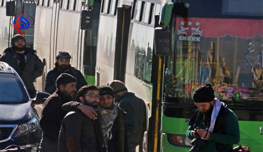 74 حافلة تستعد للخروج من ممر عربين الى إدلب