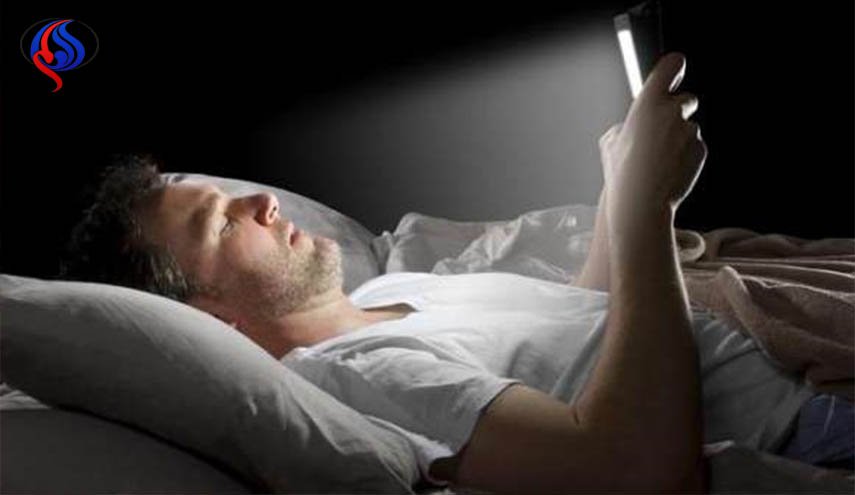 ما خطورة استعمال الهاتف الذكي قبل النوم؟