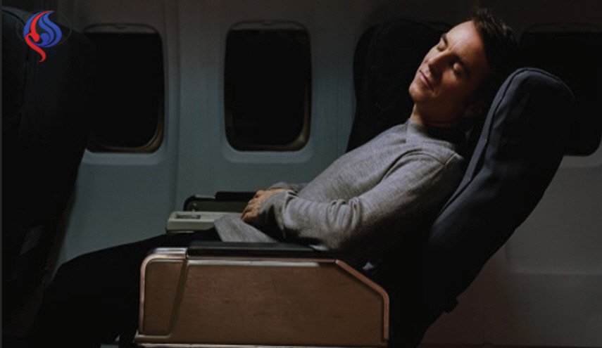 احذروا النوم في الطائرة لحظة الإقلاع أو الهبوط!
