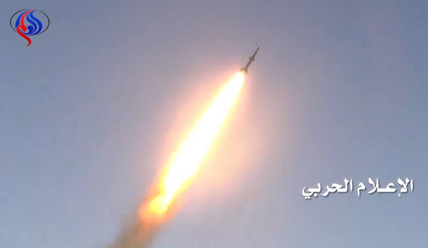 صاروخ باليستي يدك معسكر سعودي بأطراف جيزان