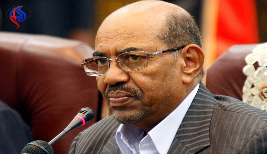 الرئيس السوداني يتعهد بأن تبقى مرتبات العسكريين الأعلى