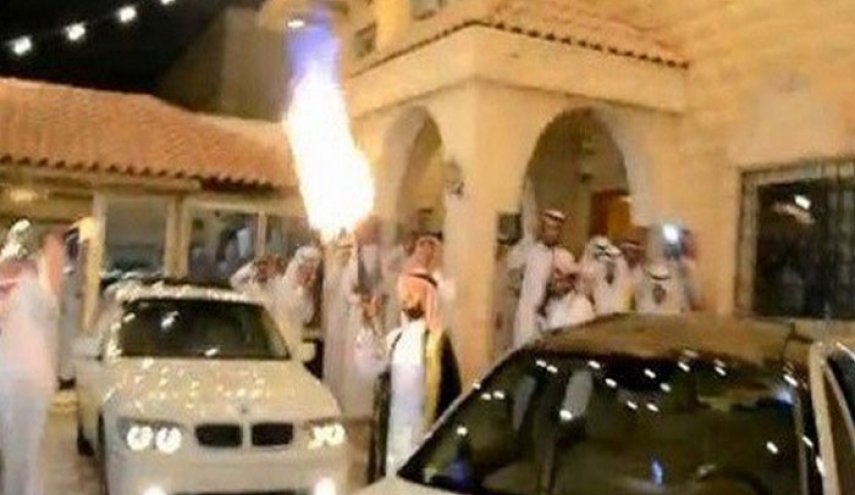 عريس عربي يفر من حفل زفافه بسبب إطلاق النار!!
