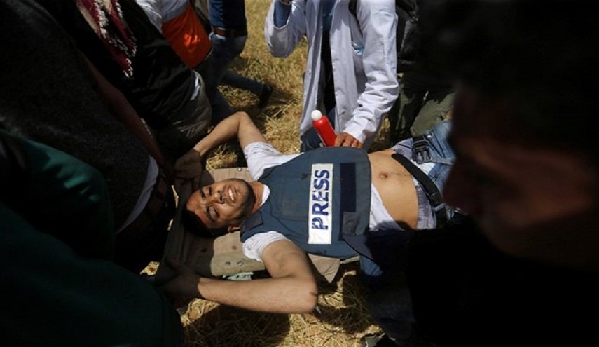 إصابة 6 صحفيين بالرصاص والعشرات بقنابل الغاز خلال مسيرات العودة