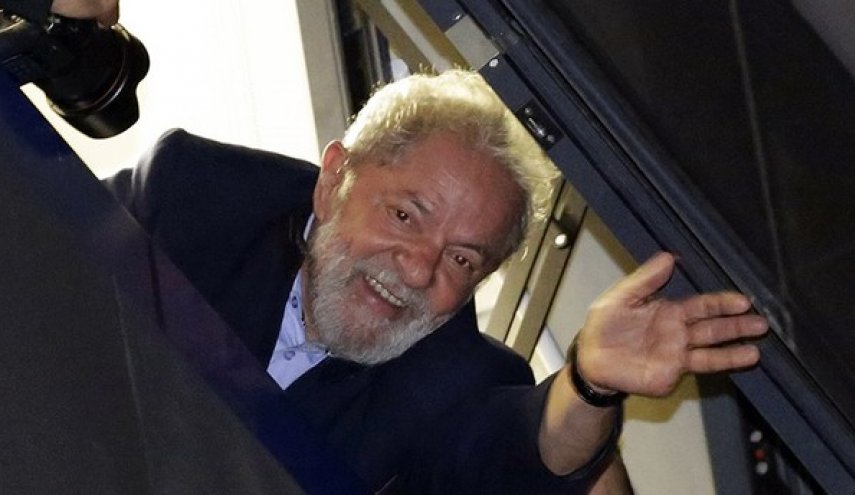 الرئيس البرازيلي الأسبق دا سيلفا يسلّم نفسه إلى الشرطة