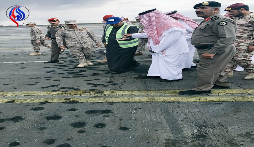 أمير سعودي يتفقد مطار أبها بعد استهدافه بطائرة يمنية