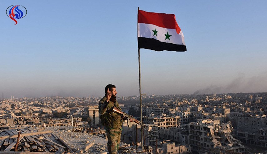 الجيش السوري يرفع العلم في دوما ويعلنها محررة بالكامل