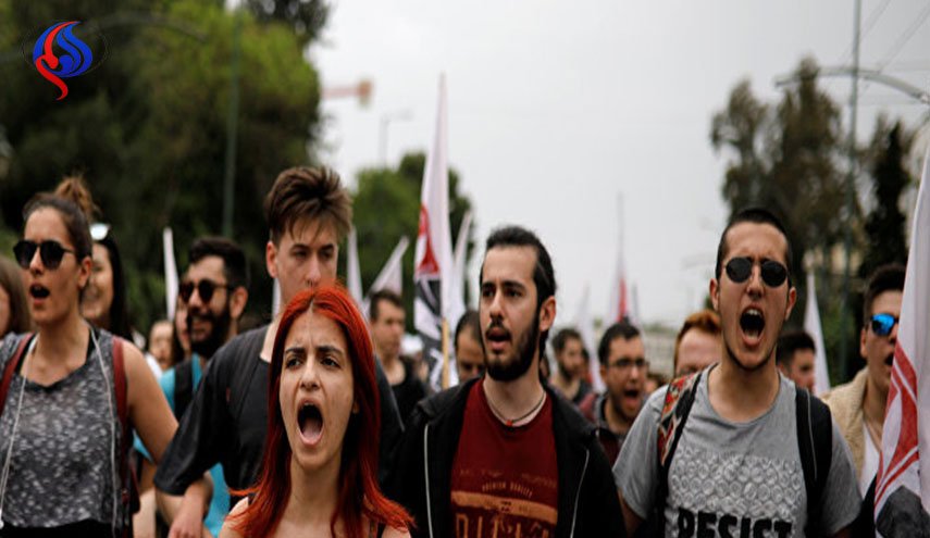 تظاهرات في اليونان ضد العدوان الثلاثي والمحتجون يحاولون اسقاط تمثال ترومان